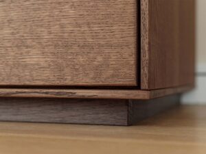 Miniaturka 12 - Detal cokołu witryny tabacco usłojenie drewna dębowego zbliżenie