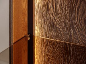 Miniaturka 12 - Detal drzwi regału tabacco z usłojeniem drewna i podpórką półki