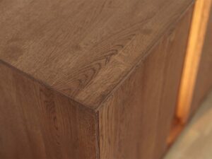Miniaturka 13 - Detal narożnika blatu komody tabacco z usłojeniem i podświetleniem LED