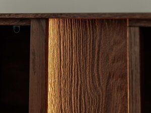 Miniaturka 6 - Detal drzwi komody tabacco z podświetleniem LED i usłojeniem drewna