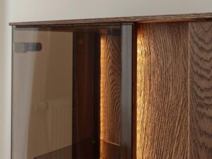 Miniaturka 3 - Detal witrynki szklanej komody tabacco z podświetleniem LED i usłojeniem