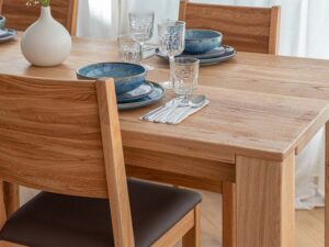 Miniaturka 4 - Stół dębowy w aranżacji jadalni z krzesłem i nakryciem zbliżenie