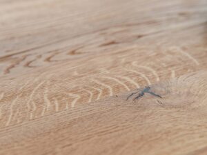 Miniaturka 6 - Detal usłojenia drewna dębowego blatu stołu z sękiem