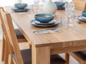 Miniaturka 2 - Stół dębowy w aranżacji jadalni z krzesłami i zastawą stołową