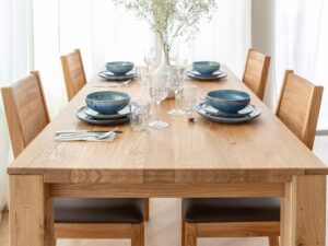 Miniaturka 8 - Stół dębowy w aranżacji jadalni z nakryciem i krzesłami dębowymi