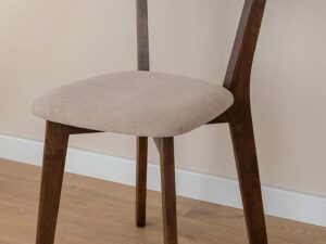 Miniaturka 1 - Krzesło dębowe tabacco z tapicerowanym siedziskiem beżowym w aranżacji wnętrza