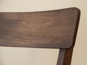 Miniaturka 3 - Detal oparcia krzesła dębowego ciemnego z widocznymi słojami drewna