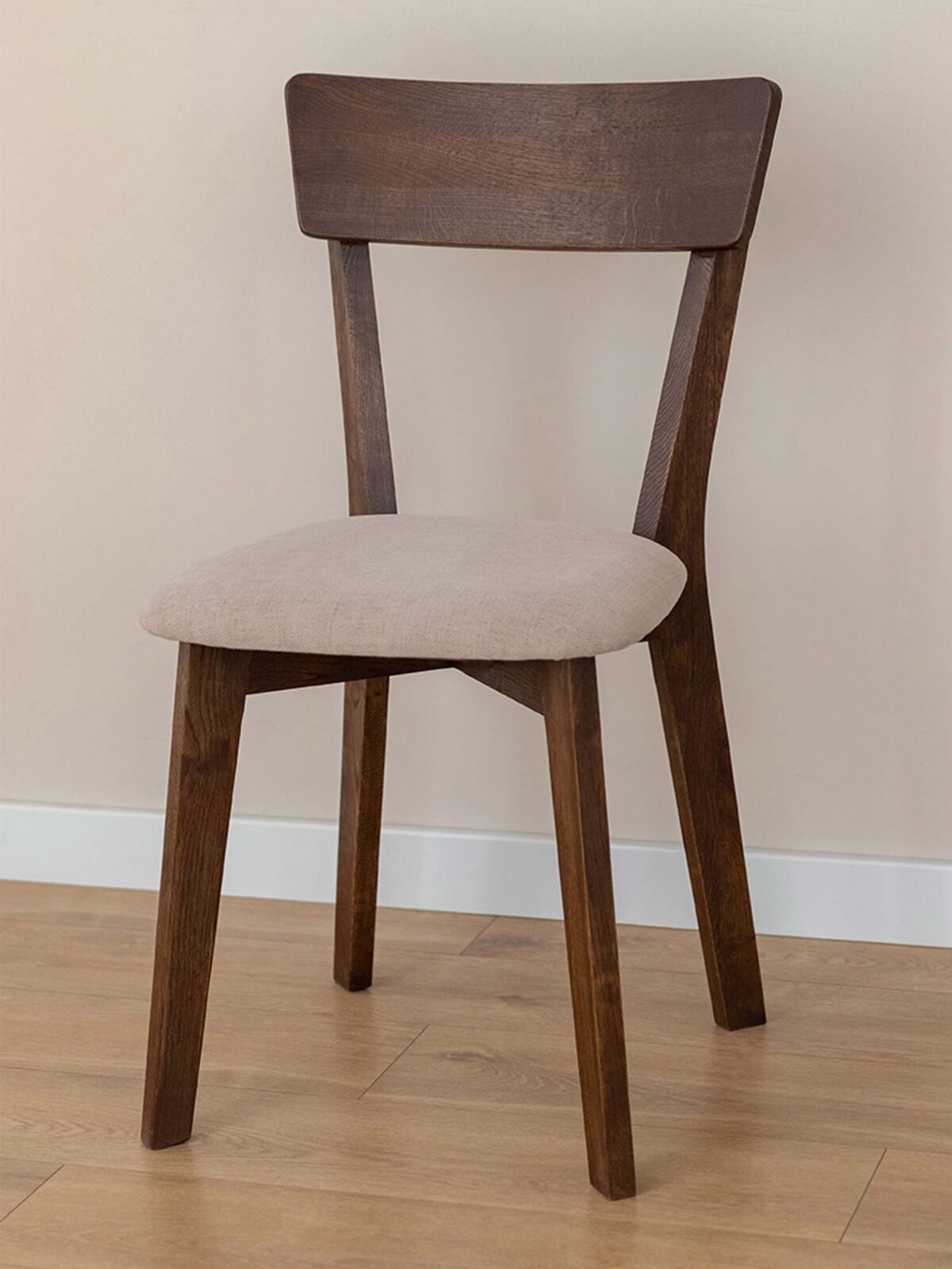 Krzesło dębowe ciemne z tapicerowanym siedziskiem beżowym widok skośny