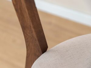 Miniaturka 6 - Detal nogi krzesła dębowego tabacco z tapicerowanym siedziskiem zbliżenie