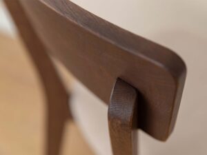 Miniaturka 7 - Detal połączenia oparcia z nogą krzesła dębowego tabacco zbliżenie