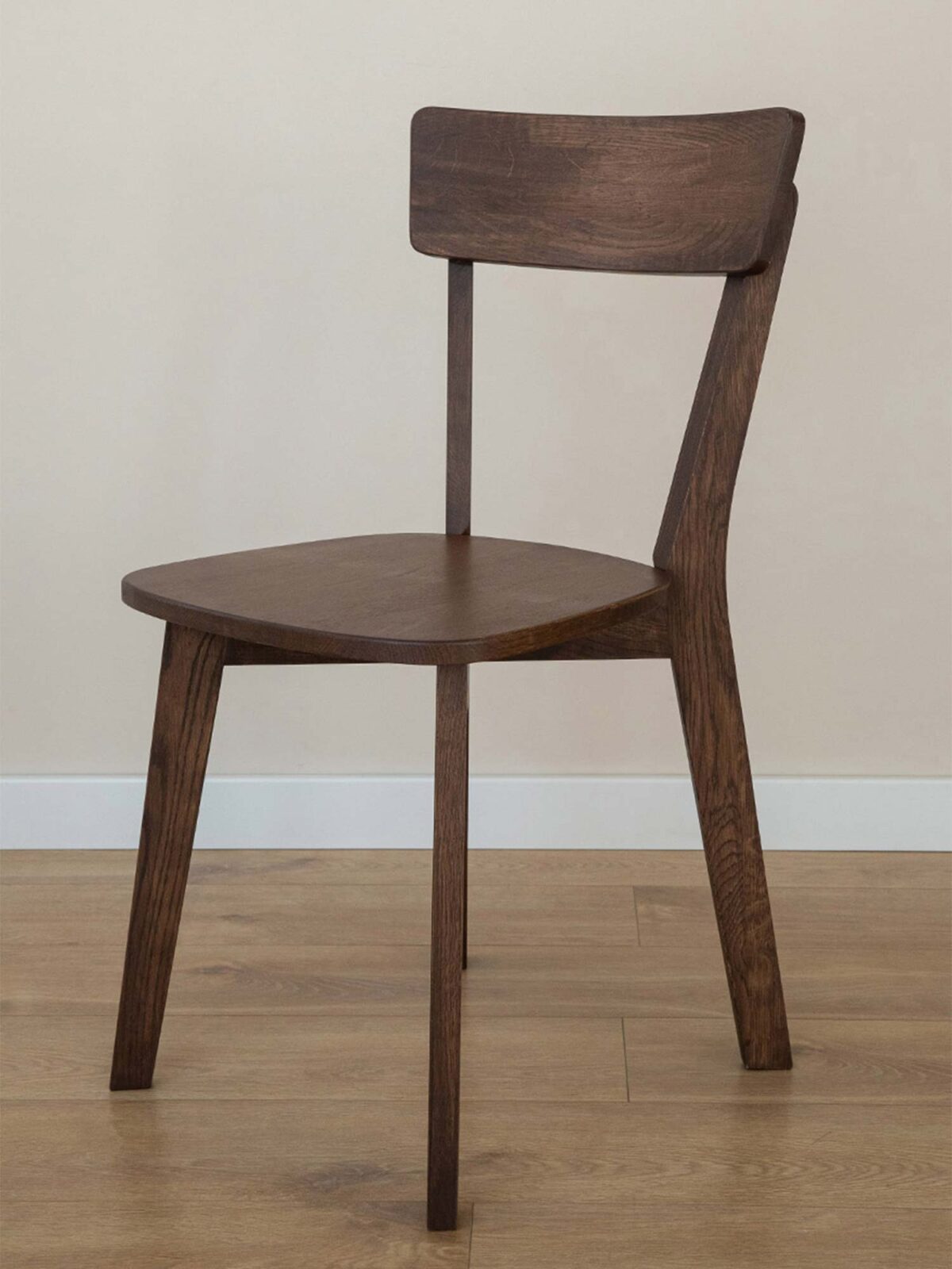 Detal oparcia krzesła dębowego tabacco z zaokrąglonymi rogami zbliżenie Detal oparcia krzesła dębowego tabacco z zaokrąglonymi rogami zbliżenie