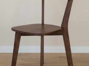 Miniaturka 4 - Detal oparcia krzesła dębowego tabacco z zaokrąglonymi rogami zbliżenie