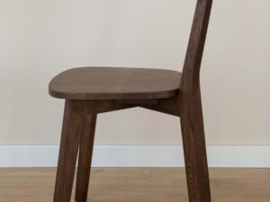 Miniaturka 5 - Krzesło dębowe ciemne tabacco w aranżacji na drewnianej podłodze