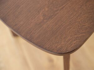 Miniaturka 6 - Krzesło dębowe tabacco z profilu w aranżacji wnętrza