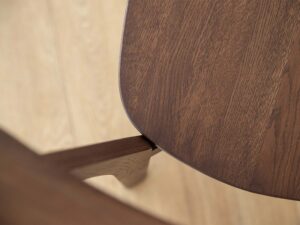 Miniaturka 7 - Detal siedziska krzesła dębowego ciemnego z usłojeniem drewna