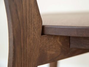Miniaturka 8 - Detal połączenia siedziska z nogą krzesła dębowego zbliżenie