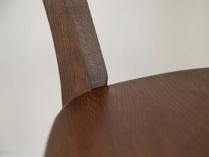 Miniaturka 9 - Detal konstrukcji nogi krzesła dębowego ciemnego z usłojeniem