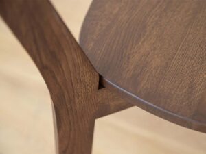 Miniaturka 10 - Detal połączenia oparcia z siedziskiem krzesła dębowego tabacco