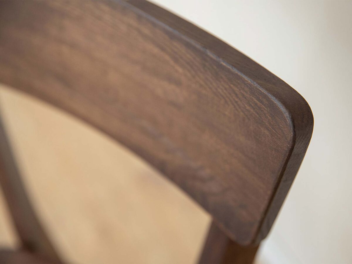 Detal połączenia nogi z siedziskiem krzesła dębowego zbliżenie Detal połączenia nogi z siedziskiem krzesła dębowego zbliżenie