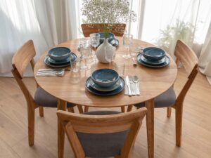 Miniaturka 1 - Stół dębowy okrągły w aranżacji jadalni z niebieską zastawą