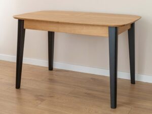 Miniaturka 1 - Stół dębowy prostokątny z ciemnymi nogami na drewnianej podłodze