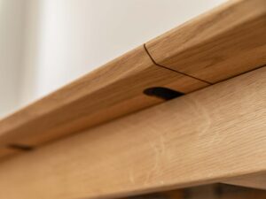 Miniaturka 11 - Detal krawędzi blatu stołu dębowego z widocznym mechanizmem