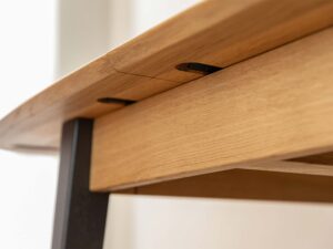 Miniaturka 13 - Detal konstrukcji blatu stołu dębowego z ciemną nogą usłojenie