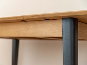 Miniaturka 5 - Detal mocowania ciemnej nogi do blatu stołu dębowego zbliżenie
