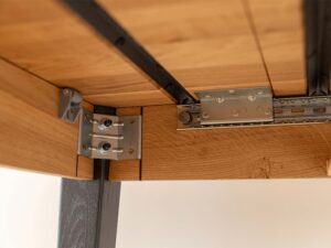 Miniaturka 7 - Spód blatu stołu dębowego z ciemnymi nogami konstrukcja i prowadnice