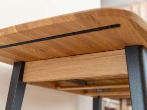 Miniaturka 8 - Detal narożnika blatu stołu dębowego z ciemną nogą usłojenie