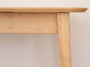 Miniaturka 14 - Zbliżenie na mocowanie nogi stołu dębowego jasnego usłojenie drewna
