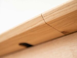 Miniaturka 2 - Detal krawędzi blatu stołu dębowego jasnego rozkładanego zbliżenie