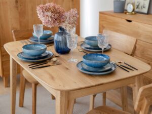 Miniaturka 8 - Stół dębowy jasny rozkładany w aranżacji jadalni z niebieską zastawą