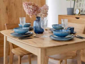 Miniaturka 9 - Dębowy stół jasny w aranżacji jadalni z niebieską ceramiką i kwiatami