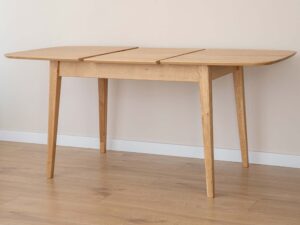 Miniaturka 7 - Stół dębowy jasny rozłożony z wkładką na drewnianej podłodze