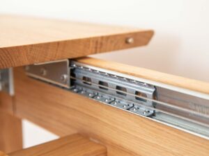 Miniaturka 12 - Mechanizm rozkładania stołu dębowego prowadnice teleskopowe zbliżenie