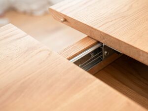 Miniaturka 13 - Detal mechanizmu rozkładania stołu dębowego z prowadnicami zbliżenie