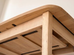 Miniaturka 1 - Spód blatu stołu dębowego jasnego z konstrukcją nóg zbliżenie