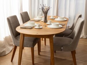 Miniaturka 11 - Owalny stół dębowy złożony w aranżacji jadalni z krzesłami tapicerowanymi