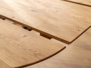 Miniaturka 8 - Detal blatu stołu dębowego rozkładanego z wkładkami widok z góry