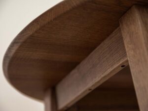 Miniaturka 6 - Spód blatu stołu dębowego rozkładanego z widoczną konstrukcją nóg