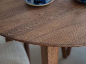 Miniaturka 7 - Usłojenie blatu stołu dębowego ciemnego owalnego z filiżanką zbliżenie