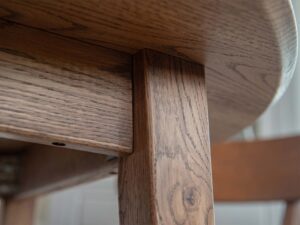 Miniaturka 3 - Detal nogi stołu dębowego rozkładanego zbliżenie na usłojenie