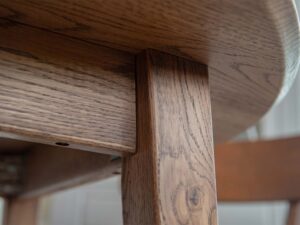 Miniaturka 3 - Detal mocowania nogi do blatu stołu dębowego ciemnego zbliżenie usłojenie