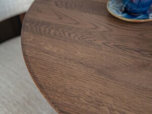 Miniaturka 4 - Zbliżenie na mocowanie nogi stołu dębowego ciemnego usłojenie drewna