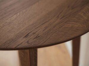 Miniaturka 5 - Detal krawędzi blatu stołu dębowego rozkładanego owalnego zbliżenie