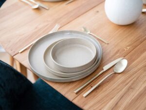 Miniaturka 17 - Zbliżenie na blat stołu dębowego z szarą ceramiczną zastawą