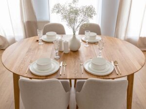 Miniaturka 14 - Dębowy stół owalny w aranżacji jadalni z beżowymi krzesłami tapicerowanymi