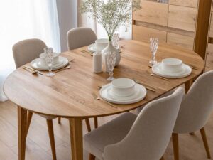 Miniaturka 15 - Stół dębowy rozkładany owalny w aranżacji jadalni z komodą dębową