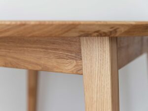 Miniaturka 2 - Detal mocowania nogi do blatu stołu dębowego zbliżenie na usłojenie